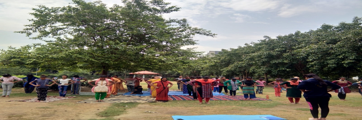 नवलोक महिला पंचायत में योगा कैंप